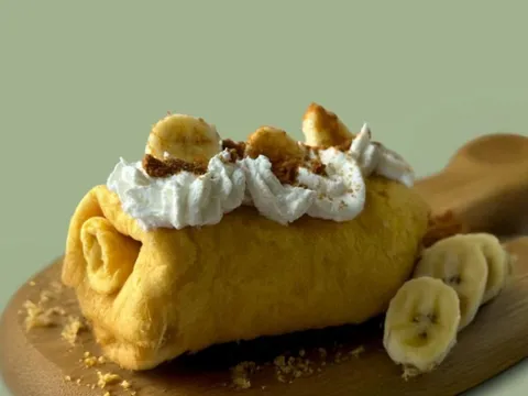 Banana fluffy creamy roll with cookie crumble