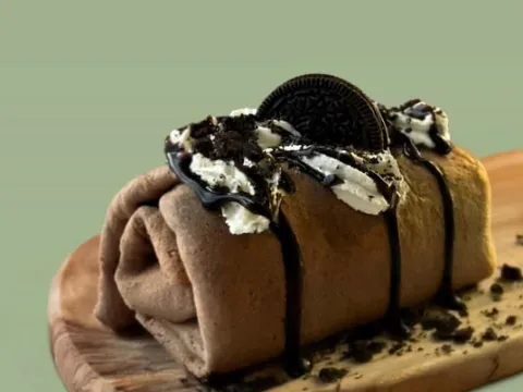 Cookies n' Cream fluffy creamy roll with cookie crumble