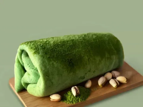 Pistachio Matcha fluffy creamy roll with pistachio sauce